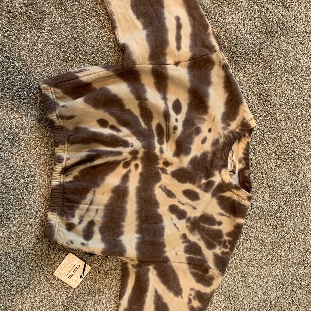 Cropped tie dye sweatshirt